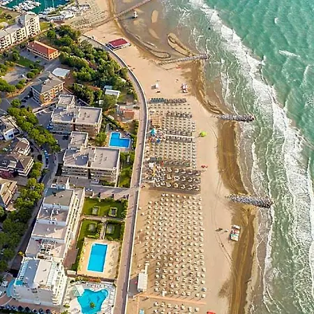 Hotel Stunning With Private Garden And Huge Shared Pool - Beahost